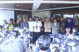 Coordinating Minister for Political, Legal and Security Affairs Wiranto accompanied by Secretaries General of the parties supporting the Government deliver press statement, at his official residence in Jakarta, on Monday (14/10). (Photo by: Coordinating Ministry for Political, Legal and Security Affairs Public Relations)