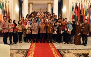 Wamenlu berfoto bersama peserta Diklat Fungsional Penjenjangan Penerjemah Tingkat Pertama Angkatan VII, di Kementerian Luar Negeri, Jakarta, Selasa (8/5). (Foto: Humas/Rahmat).