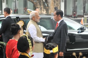 Presiden Jokowi menyambut kedatangan PM India Narendr Modi, di halaman Istana Merdeka, Jakarta, Rabu (30/5) pagi. (Foto: HAY/Humas)