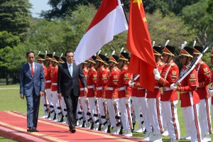 Presiden Jokowi mendampingi PM RRT Li Keqiang memeriksa barisan, dalam kunjungan ke Istana Kepresidenan Bogor, Jawa Barat, Senin (7/5) siang. (Foto: OJI/Humas)