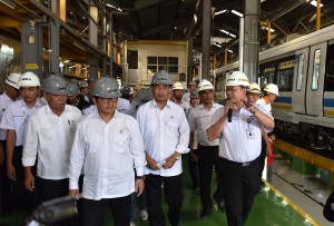 Seskab Pramono Anung bersama Menhub dan Menteri PUPR mengunjungi PT INKA, di Madiun, Jatim, Selasa (29/5) siang. (Foto: OJI/Humas)