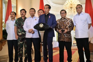 Presiden Jokowi didampingi sejumlah pejabat menyampaikan pernyataan pers terkait kerusuhan di Mako Brimob, di Istana Kepresidenan Bogor, Jabar, Kamis (10/5) siang. (Foto: NIA/Humas)