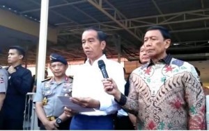 President Jokowi delivers press statement regarding acts of terrorism in Surabaya, at Bhayangkara Hospital, Surabaya, East Java, Sunday (13/5) (Photo: IST)