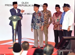 Presiden Jokowi dalam acara Peresmian Pondok Pesantren Terpadu Buya Hamka di Padang, Sumatra Barat, Senin (21/5). (Foto: Humas/Rahmat). 