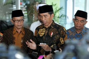 Presiden Jokowi menjawab pertanyaan wartawan usai penutupan Pengkajian Ramadhan 1439 H Pimpinan Pusat Muhammadiyah Tahun 2018, di kampus Universitas Hamka, Ciracas, Jakarta Timur, Selasa (29/5) siang. (Foto: AGUNG/Humas)