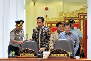 President Jokowi, accompanied by Vice President Jusuf Kalla and Cabinet Secretary Pramono Anung, enters cabinet meeting room at the Presidents Office, Jakarta, Monday (28/5). (Photo by: AGUNG/ Public Relations Division of Cabinet Secretariat). 