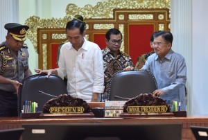 President Jokowi accompanied by Vice President Jusuf Kalla leads Limited Meeting at the Presidential Office, Jakarta, Tuesday (22/5) (Photo: PR/Jay)