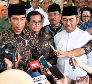 Presiden Jokowi menjawab wartawan di rumah duka alm. Dawam Rahardjo, di Duren Sawit, Jakarta Timur, Kamis (31/5) siang. (Foto: Setpres)
