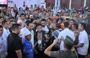 Presiden Jokowi melayani permintaan warga yang ingin berfoto bersama dirinya, di GOR Ewangga, Kuningan, Jabar, Jumat (25/5) siang. (Foto: JAY/Humas)