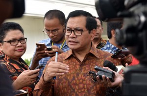 Seskab Pramono Anung memberikan penjelasan kepada wartawan, di Kantor Presiden, Jakarta, Selasa (15/5) sore. (Foto: JAY/Humas)