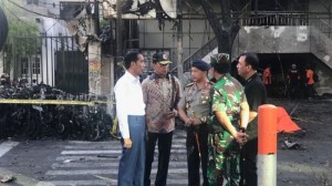 Presiden Jokowi berbincang dengan sejumlah pejabat saat meninjau salah satu lokasi ledakan di Surabaya, Minggu (13/5) sore. (Foto: IST)