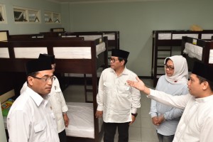 Seskab Pramono Anung didampingi Menteri PUPR dan Menteri Perhubungan meninjau ruang dalam Rusun Ponpes Al Falah, di Kab. Madiun, Jatim, Selasa (29/5) siang. (Foto: OJI/Humas)