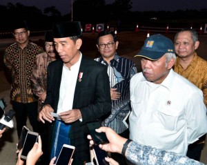 Presiden Jokowi menjawab wartawan usai meninjau ruas jalan tol Gempol-Pasuruan (Gempas) seksi 2, di Pasuruan, Sabtu (12/5) petang. (Foto: Setpres)