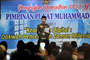 Presiden Jokowi menyampaikan sambutan pada penutupan Pengkajian Ramadhan 1439 H Pimpinan Pusat Muhammadiyah Tahun 2018, di kampus Universitas Hamka, Ciracas, Jakarta Timur, Selasa (29/5) siang. (Foto: AGUNG/Humas)