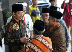 Presiden Jokowi berbincang dengan Ketua Umum PP Muhammadiyah Haedar Nashir saat menghadiri Penutupan Pengkajian Ramadhan 1439 H Pimpinan Pusat Muhammadiyah Tahun 2018, di kampus Universitas Hamka, Ciracas, Jakarta Timur, Selasa (29/5) siang. (Foto: AGUNG/Humas)