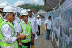 Menteri Basuki saat meninjau lokasi pembangunan Bendungan Kuningan, Kamis (24/5). (Foto: Kementerian PUPR)
