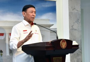 Menko Polhukam Wiranto menyampaikan hasil rapat terbatas, di Kantor Presiden, Jakarta, Selasa (22/5) sore. (Foto: JAY/Humas)