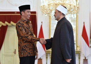 President Jokowi receives a courtesy call from Grand Sheikh of Al Azhar Prof. Dr. Ahmad Muhammad Ath-Thayeb at Merdeka Palace, Jakarta, Monday (30/4) (Photo by: Public Relations Division of Cabinet Secretariat). 