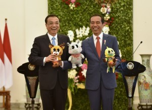 President Jokowi and PM Li Keqiang hold 3 mascots of 2018 Asian GamesBhin Bhin, Atung, and Kaka, at Bogor Presidential Palace, West Java, Monday (7/5). (Photo: PR/Oji).