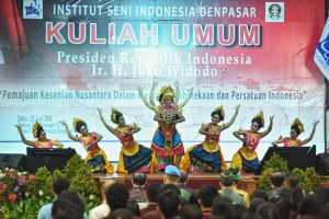 Penampilan tarian saat acara kuliah umum Presiden Jokowi dan Dies Natalis ke-15 ISI Denpasar, Minggu (23/6). (Foto: Humas/Anggun)