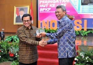 Cabinet Secretary shakes hand with Chairman of Indonesia's National Government Internal Auditor (BPKP) after delivered his remarks on the 35th Anniversary of BPKP at BPKP Office, Jalan Pramuka, Wednesday (30/5). (Photo: Human Relations Division/Jay).