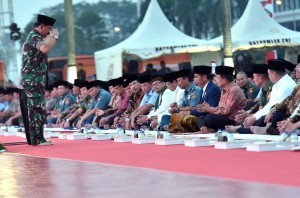 Indonesian National Defense Forces (TNI) Commander Marshal Hadi Tjahjanto salutes President Jokowi during an iftar (communal break-fasting) at the Headquarters of TNI, Cilangkap, East Jakarta, on Tuesday (5/6). (Photo: PR/Rahmat)