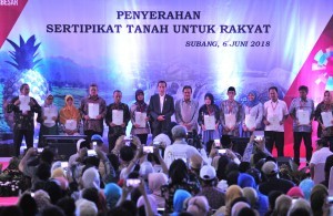 President Jokowi poses for a group photo after distributing Land Certificates for the People, at the Complex of Bintang Fantasi Waterboom , Pamanukan, Subang Regency, on Wednesday (6/6). (Photo: PR/Jay)