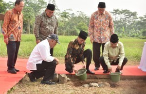 President Jokowi and Vice President Jusuf Kalla lay the first stone for the construction of Indonesia International Islamic University (UIII), at Depok City, West Java Province, Tuesday (5/6). (Photo by: Jay/Public Relations).