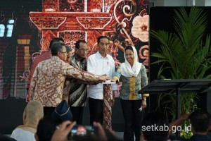 Presiden Jokowi bersama menteri dan pejabat terkait secara bersama menekan tombol tanda diresmikannya pengoperasian terminal baru Bandara Ahmad Yani, Semarang, Kamis (7/6). (Foto: Humas/Murti). 