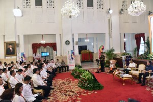 Presiden Jokowi memberikan sambutan saat bertemu dengan pegiat seni, selebritis, dan atlet, di Istana Negara, Jakarta, Selasa (5/6) siang. (Foto: OJI/Humas)