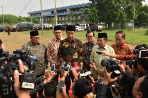 Presiden Jokowi dan Wapres Jusuf Kalla didamping pejabat lain menjawab wartawan usai peletakan batu pertama pembangunan kampus UIII, di Cimanggis, Depok, Jabar, Selasa (5/6) pagi. (Foto: JAY/Humas)