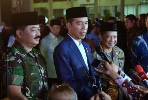 Presiden Jokowi didampingi Panglima TNI dan Kapolri menjawab wartawan usai menghadiri acara buka bersama di Mabes TNI, Cilangkap, Jakarta, Selasa (5/6) petang. (Foto: Rahmat/Humas)