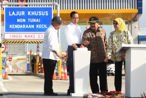 Presiden Jokowi didampingi Menteri PUPR dan Gubernur Jatim meresmikan jalan tol ruas Gempol - Pasuruan, di Gerbang Tol Pasuruan, Jawa Timur, Jumat (22/6) siang. (Foto: OJI/Humas)