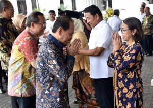 Vice Cabinet Secretary Ratih Nurdiati accepts congratulations of Eid al-Fitr on halal bihalal among officials of the Presidential Institutions, at Ministry of State Secretariat Office, Jakarta, Thursday (21/6) morning (Photo: Rahmat/Human Relations Division).