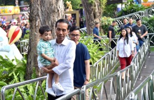 Presiden Jokowi sambil menggendong cucu 'ngabuburit' di Dunia Fantasi (Dufan), Taman Impian Jaya Ancol, Jakarta, Sabtu (2/6). (Foto: BPMI)