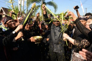 Menpar dan Bupati Banyuwangi menghadiri menghadiri Festival Barong Ider Bumi yang diselenggarakan pada di Desa Kemiren, Banyuwangi, Sabtu (16/6). (Foto: Kemenpar)