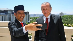 Presiden Jokowi dan Presiden Erdogan saat membuat vlog di Masjid Istiqlal, Jakarta, beberapa waktu lalu. (Foto: IST)