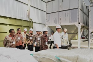 Presiden Jokowi meninjau pabrik PT MBB, yang 49% sahamnya dimiliki petani, di Desa Majasari, Kec. Sliyeg, Kab. Indramayu, Kamis (7/6) pagi. (Foto: OJI/Humas)