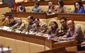 Seskab Pramono Anung dan Waseskab Ratih Nurdiati menghadiri Rapat Kerja dengan Komisi II DPR RI, di Senayan, Jakarta, Rabu (6/6) siang. (Foto: Rahmat/Humas) 