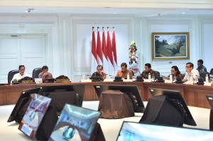 Presiden Jokowi memimpin Ratas tentang Persiapan Pertemuan Tahunan Internasional Monetary Fund (MF) - World Bank Tahun 2018, di Kantor Presiden, Jakarta, Selasa (26/6) sore. (Foto: JAY/Humas)