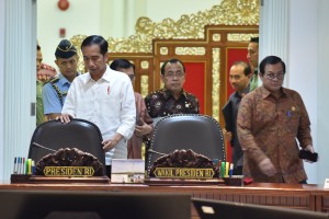 Presiden Jokowi didampingi Seskab Pramono Anung memasuki ruang rapat terbatas, di Kantor Presiden, Jakarta, Selasa (26/6) siang. (Foto: JAY/Humas)