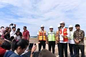 Presiden Jokowi menjawab pertanyaan wartawan usai meninjau pembangunan Runway 3, di Bandara Soekarno Hatta, Tangerang, Banten, Kamis (21/6) pagi. (Foto: AGUNG/Humas)