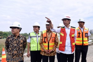 Presiden Jokowi didampingi Mensesneg dan Menhub meninjau pembangunan Runway 3 Bandara Soekarno Hatta, Cengkareng, Tangerang, Banten, Kamis (21/6) pagi. (Foto: AGUNG/Humas)