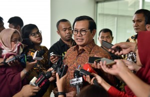 Seskab Pramono Anung menjawab wartawan usai rapat terbatas, di Kantor Presiden, Jakarta, Selasa (26/6) sore. (Foto: JAY/Humas)