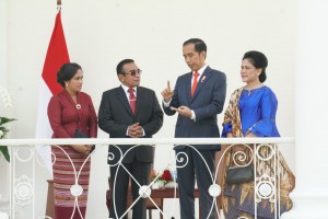 President Jokowi, accompanied by First Lady Ibu Iriana, talks toTimor Leste President Francisco Guterres Lú Olo and First Lady Cidália Lopes Nobre Mouzinho at Bogor Presidential Palace, Thursday (28/6). (Photo by: Dindha/ Public Relations Divisions of Cabinet Secretariat). 