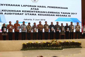 Waseskab Ratih Nurdiati saat hadir menerima penghargaan WTP di Gedung BPK, Jakarta, Selasa (5/6).