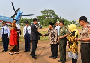 Presiden dengan Helikopter Super Puma TNI AU, Rabu (6/6), melakukan kunjungan kerja ke Kabupaten Karawang, Jawa Barat. 