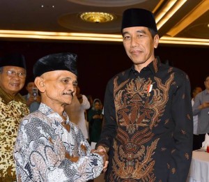 Presiden Jokowi menyambut hangat keinginan Zubaidi untuk bersalaman dan berfoto dengannya, di Hotel Rafles, Kuningan, Jakarta, Senin (4/6) petang. (Foto: OJI/Humas)