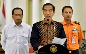 Presiden Jokowi menyampaikan Keterangan Pers Terkait Musibah KM Sinar Bangun, Rabu (20/6), di Istana Kepresidenan Bogor, Jawa Barat. (Foto: BPMI/Rusman)