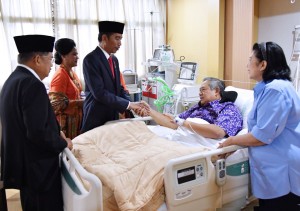 yang sedang dirawat di Rumah Sakit Pusat Angkatan Darat (RSPAD) Gatot Soebroto, Jakarta Pusat, Kamis (19/7). (Foto: BPMI) 